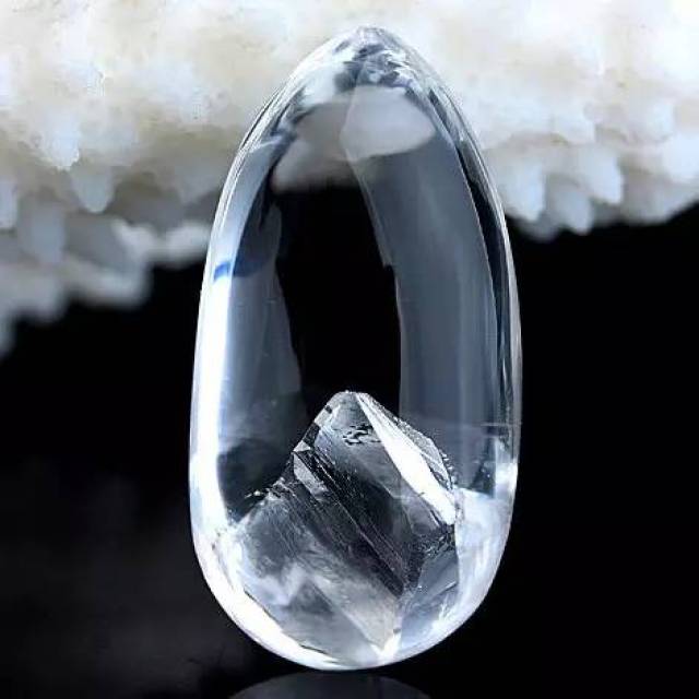 其实就像名字说的,晶中晶指水晶中包裹着另外一颗水晶,它和普通异象