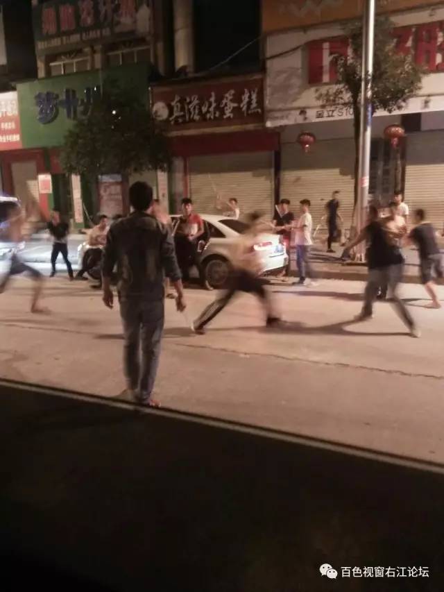 百色市乐业县聚众斗殴,3人被砍伤,其中1名未成年人抢救无效死亡