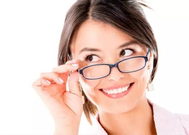 戴眼镜的注意事项 1,不能随便戴别人的框架眼镜,每个人的眼镜镜片度数