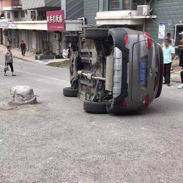 转弯太急!涟水一辆轿车侧翻在城市花园北门