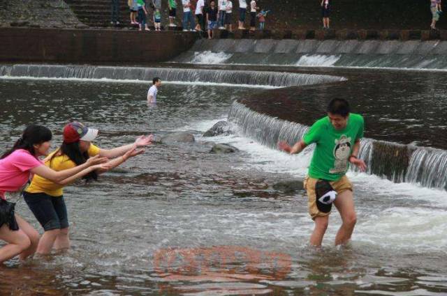 夏天这儿就是玩水的天堂,大人小孩都可以跳进水里打水仗,还可以坐在水