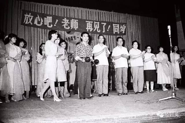 红五月文艺晚会的说唱表演 钢琴伴奏八二级学生裘陵维 毕业于1986年的