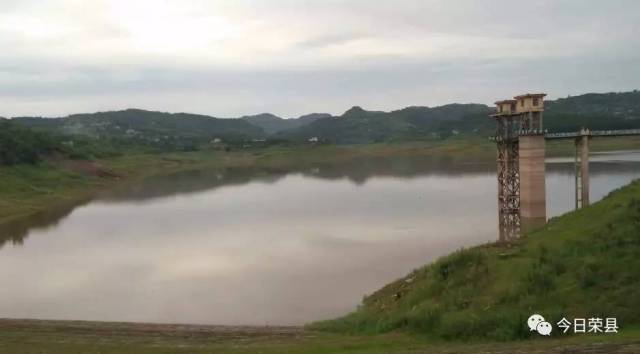 由于荣县没有较大的降雨过程,县城区唯一的水源地-双溪水库水位持续