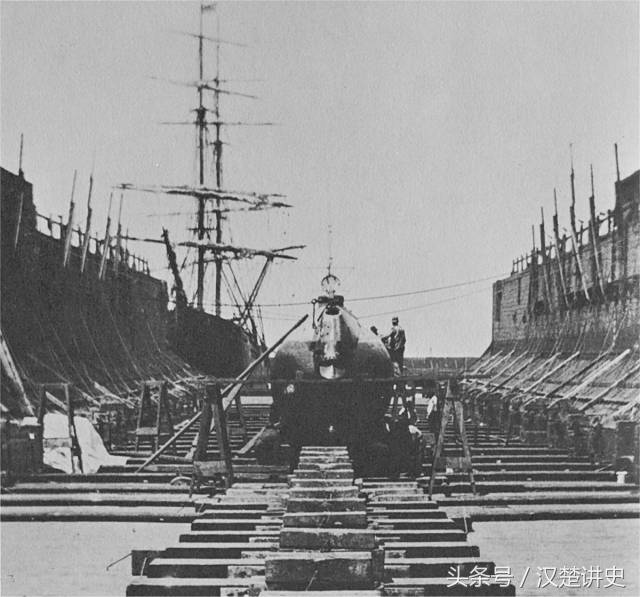 美国早期的潜艇荷兰号的老照片
