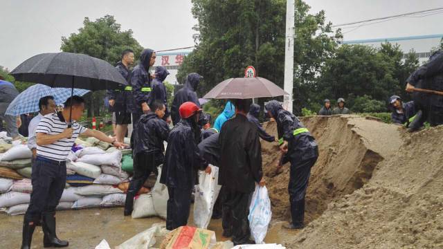 贫困户中那些不属于贫困人口_贫困山区的孩子图片