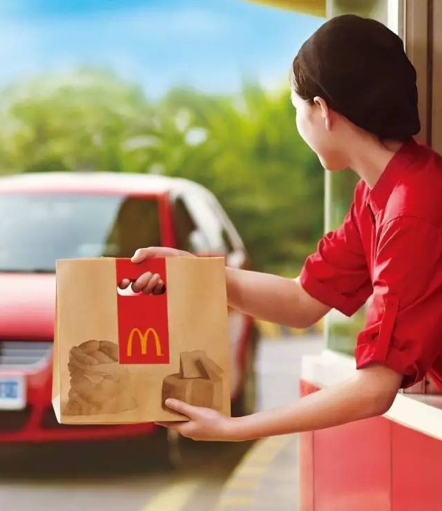 "得来速"是麦当劳汽车餐厅的代名词, 最大特色是驾车一族全程不用