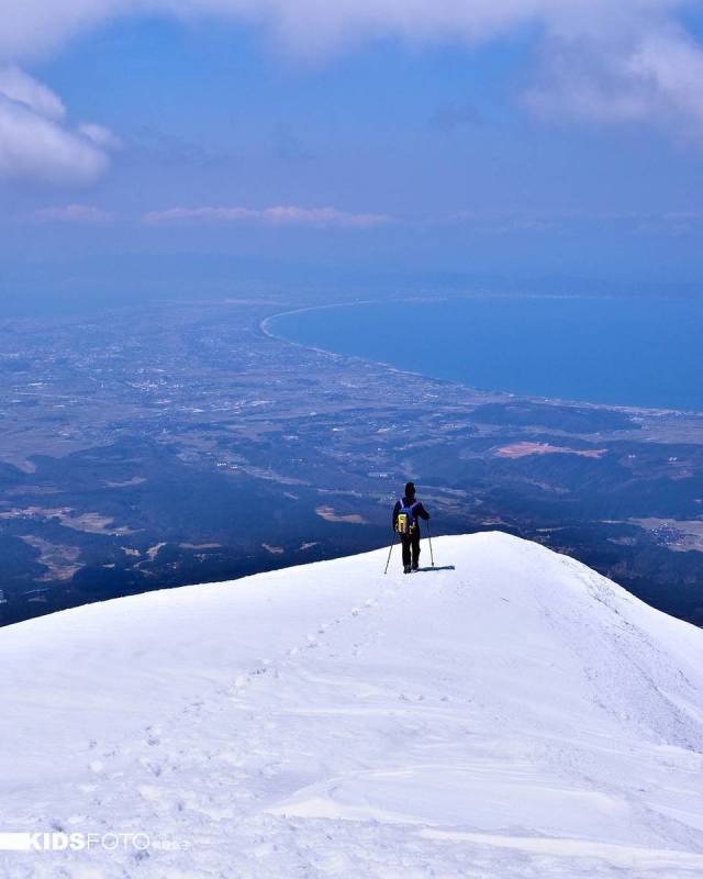 日本爸爸在天地间拍摄的姐弟小小背影,是世界上最美丽的风景