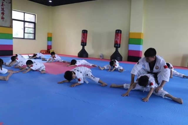 四川成都修德跆拳道开展对家长讲座,体验不一样的跆拳道培训.