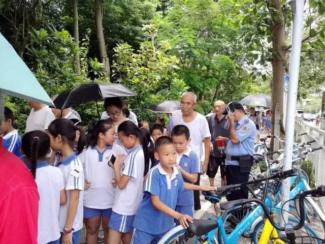 畔畔君在南山实验教育集团荔林小学门口看到,学校北侧这段饱受家长们