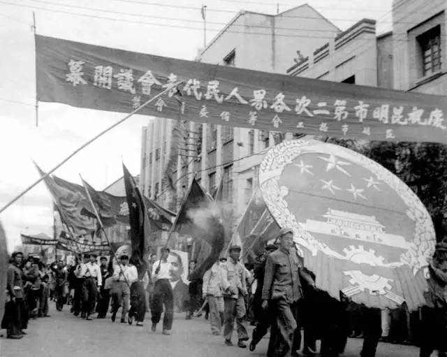 图说昆明百年「探索发展的年代:1950-1966」