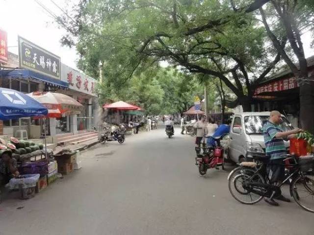 资料图近日,家住丰台区长辛店街道的居民反映,东南街社区有几条背街