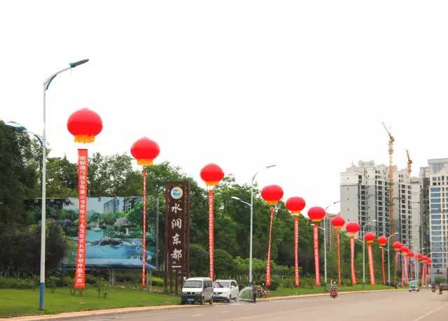 现场随处可见带着满满庆祝的空飘 水润东都开盘大吉!