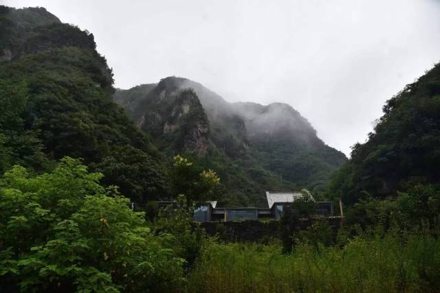 【山里的生活】雨中漫步逍遥谷