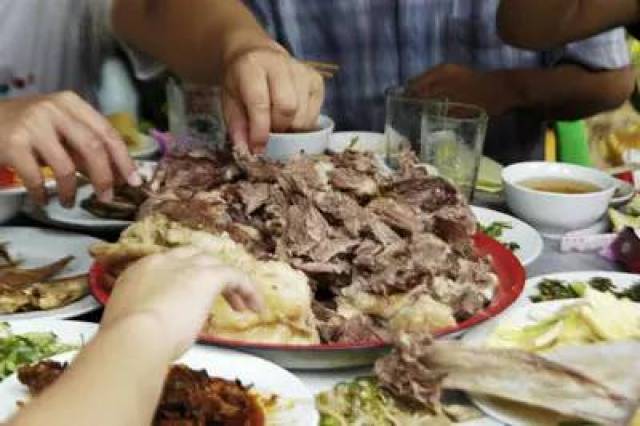 在阿勒泰的哈萨克族牧民家吃手抓肉,饭前,由长者做个"巴塔",也就是