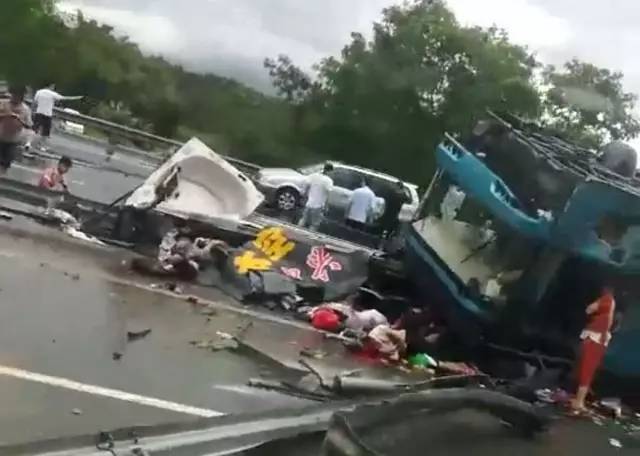 已致19人死亡!广河高速大客车翻车,现场惨不忍睹