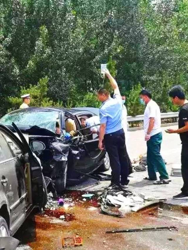 临沂滨河西路再发生严重交通事故,民警举吊瓶救人!
