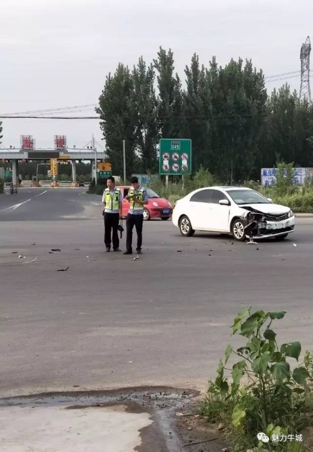 邢台一高速收费站口发生车祸,二车相撞惨烈