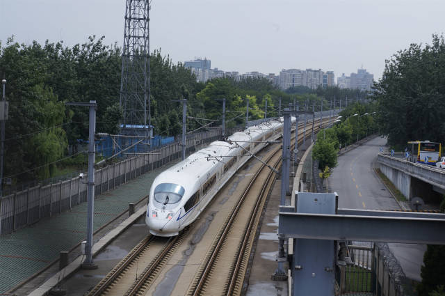 crh3c型动车组驶过京津城际铁路