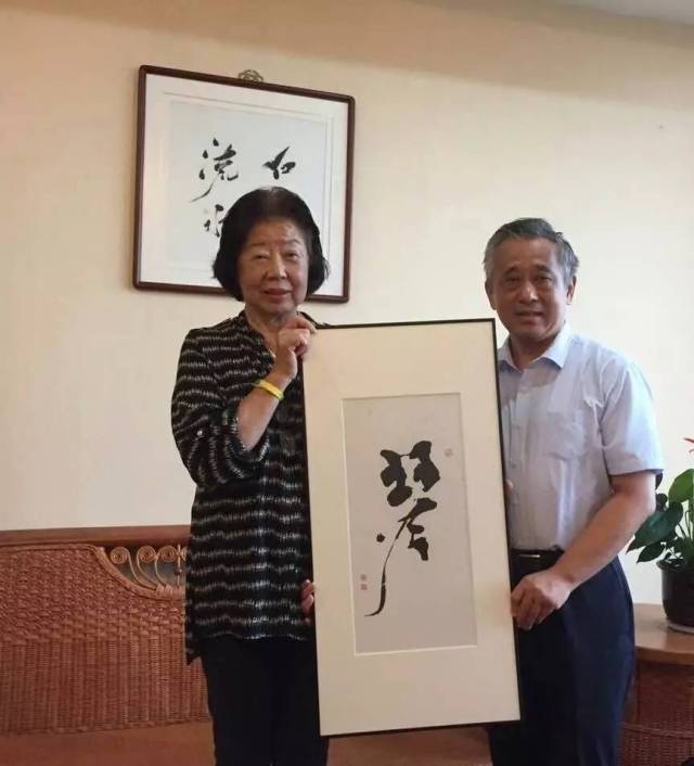 胡太太鼓励曹放精研书法艺术.(摄于2016年10月)