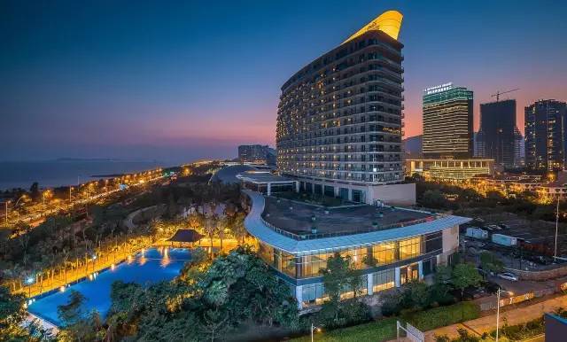 厦门国际会议中心酒店酒店坐落于cbd高端商业群,领事馆区,点缀在厦门