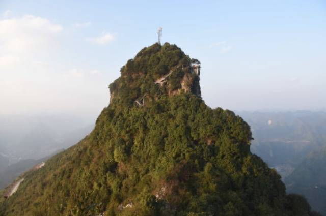 东兰有座神仙山,高大雄伟,俊秀延绵,美得不像话