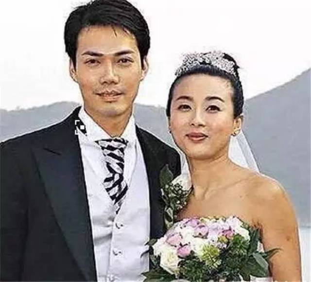 大天二谢天华和老婆李天恩于1993年恋爱,2005年成婚,2015年喜得一子.