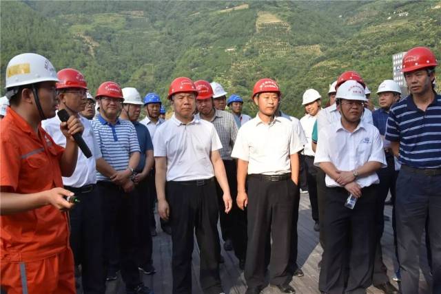 集团公司董事长,党委书记于保林陪同.