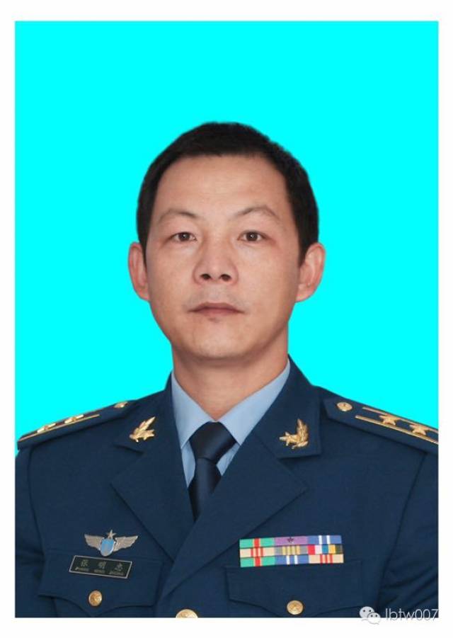 中共党员,湖北人,原空军部队中校军官.