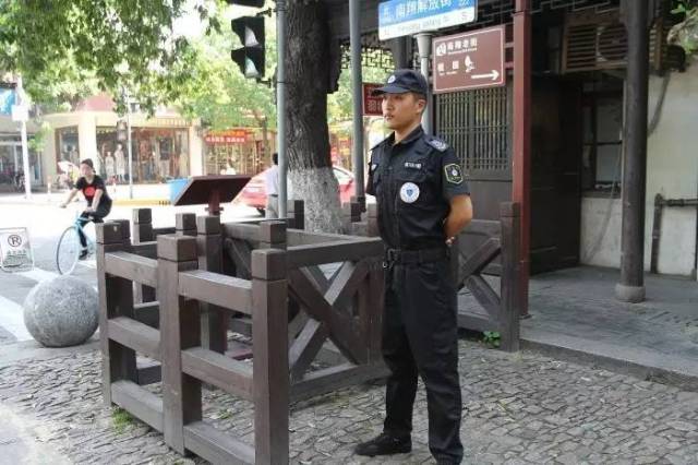 驻守在南翔老街的保安队员们在高温中依旧站姿笔挺,坚守岗位,用他们