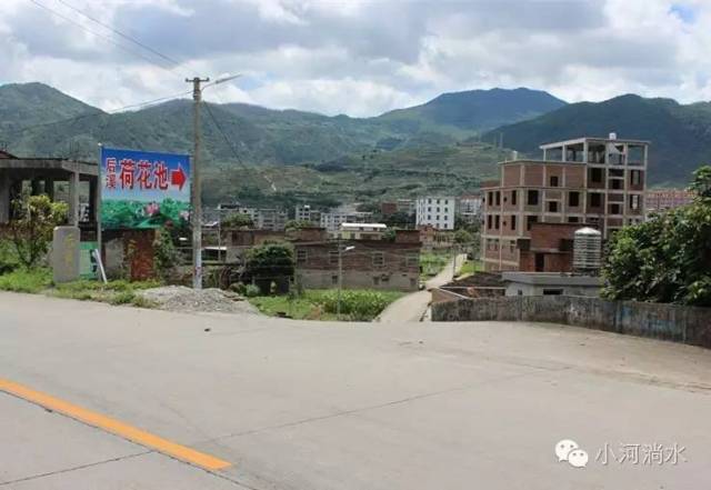 赏荷路线(安溪县虎邱镇)洪恩岩莲花池在大雄宝殿对面的土地公庙(庙前