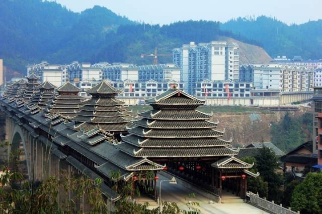 三江风雨桥 风雨桥又称"花桥","福桥",它是侗族建筑的"三宝"之一,既能