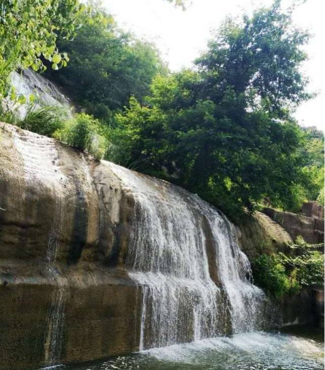 早上集合乘空调旅游车赴沂水(约3小时),游览地下大峡谷景区(游览约2个