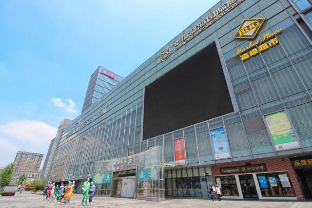 作为奥体地区首家正式开业的大型shopping mall,中央商场河西店定位为