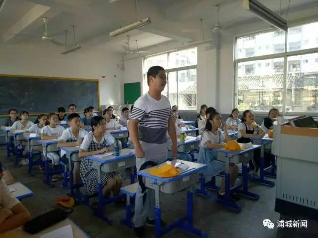 这帮清华大学生来到浦城二中