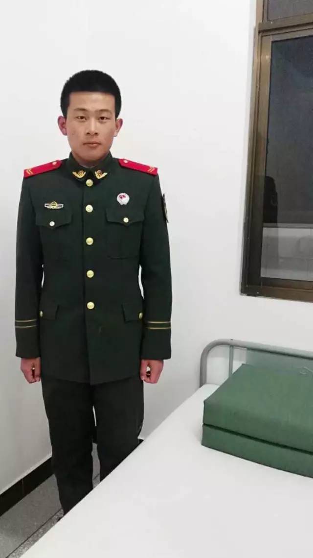 王少杰通过了兵役部门的层层挑选,穿上军装成为一名光荣的武警战士.