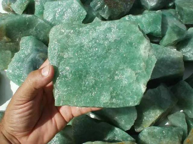 【东陵石 又称"印度玉,是含铬云母的油绿石英岩,硬度7.