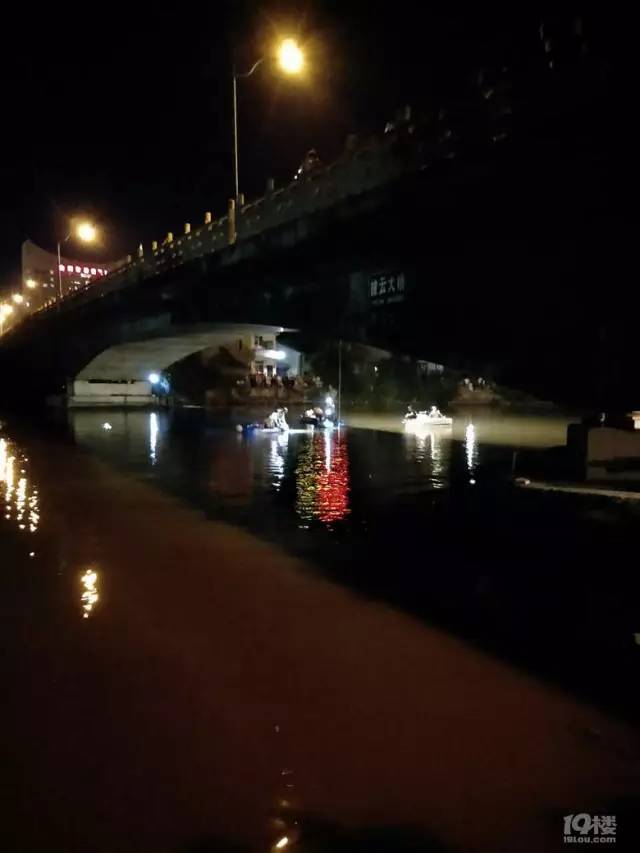 昨天傍晚6点左右,浙江台州温岭新河医院大桥上有人跳河,到晚上11点多