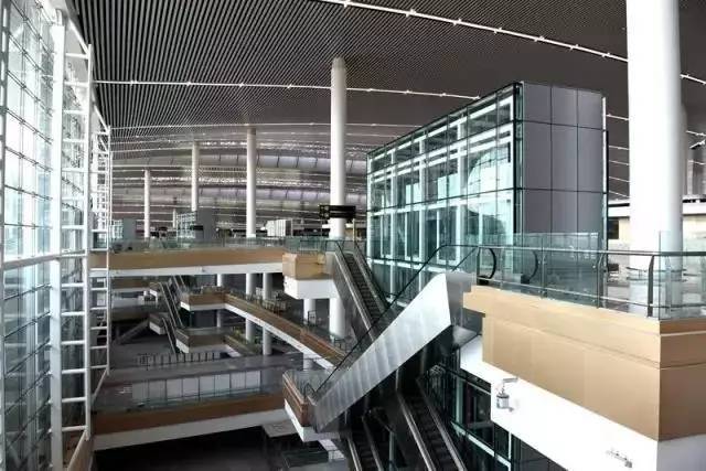 t3a航站楼由中央大厅及4个指廊构成,占地面积约20万平方米 相当于30
