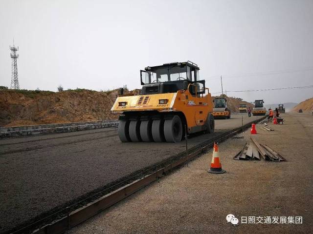 s222日照潍坊界至西湖段改建工程:东港段水稳基层摊铺全部完成_手机搜