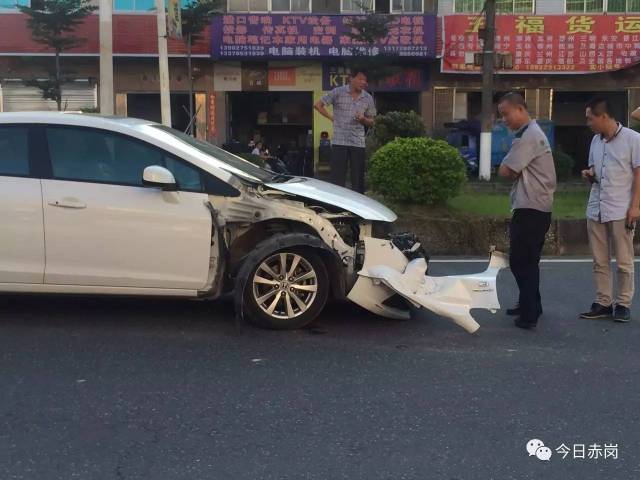 今天下午,棉湖五十米大道湖东路段发生一起追尾交通事故