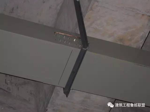 吊架安装→桥架安装→工程报验1,固定支架用膨胀螺栓固定在梁上