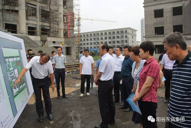 县委副书记,县长毕黎明带领全县重点项目观摩团在阳谷外国语学校建设