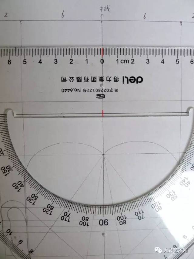 5,正确使用等边三角板的0刻度和下方红线,以保证所画横竖线是垂直90度