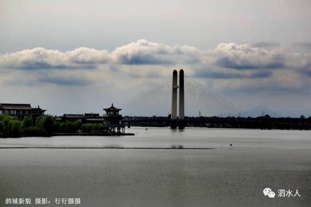 下午逆光下拍到的泗北新城古建群和泗水大桥.