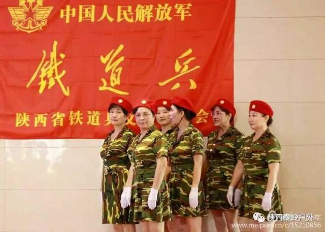 铁二师的女兵们演出《潇洒女兵》.