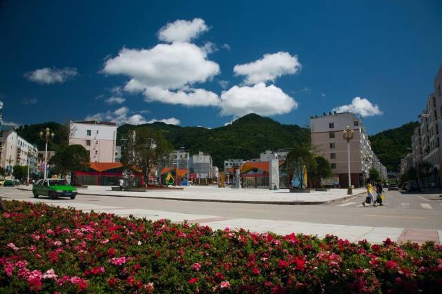 《广场一角》青川县