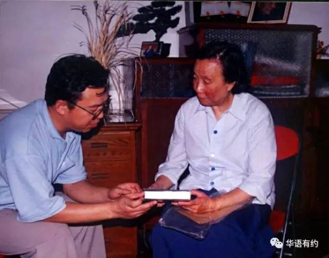 1993年8月12日 作者采访邓稼先的夫人许鹿希教授 在邓稼先遗像旁的