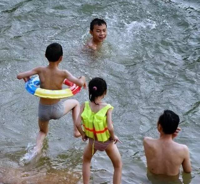 家住穿山镇龙平村8岁女孩小韦像往常一样到村子周边的小河游泳