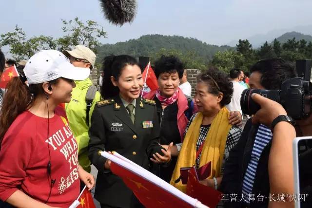 阎维文,吕继宏,佟铁鑫,白雪,蔡国庆与总导演卫晨霞长城高歌