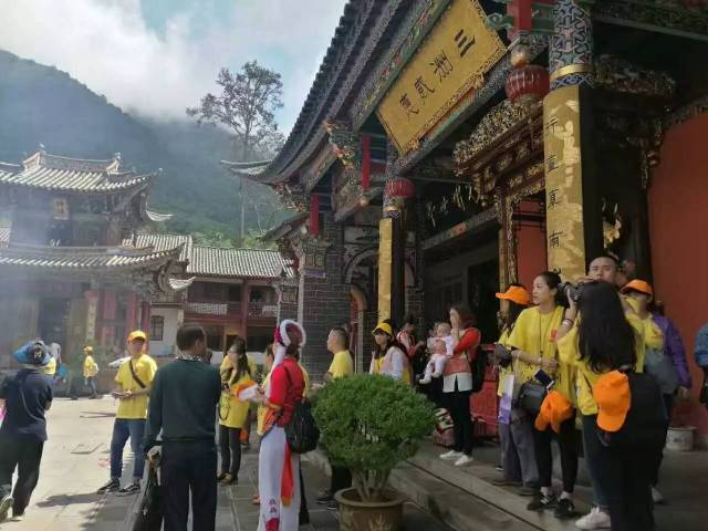 随后,参加活动人员一行,前往鸡足山静闻墓,悉檀寺旧址,祝圣寺,金顶寺